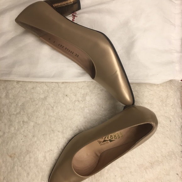 Salvatore Ferragaamo light gold size 7b shoes - Picture 2 of 7